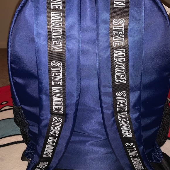 Steve Madden Backpack w/ make up baggy - Picture 4 of 6